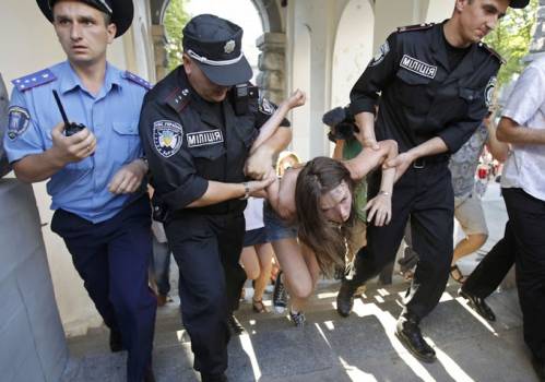 FEMEN paзгpoмили пивнyю 