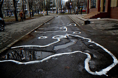 В центре Николаева общественники обвели ямы на дорогах белой краской»