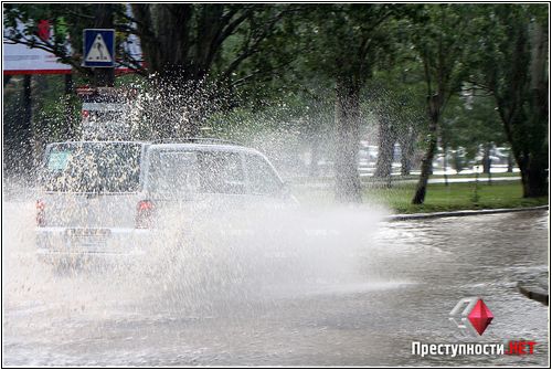 Николаев уходит под воду: в центре города воды по пояс