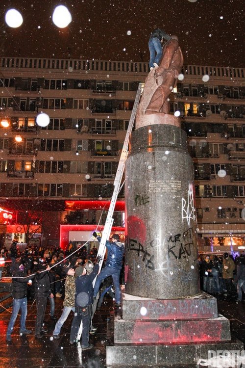 В Киеве снесли памятник Ленину (фото + відео)