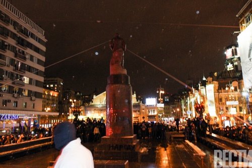 В Киеве снесли памятник Ленину (фото + відео)»