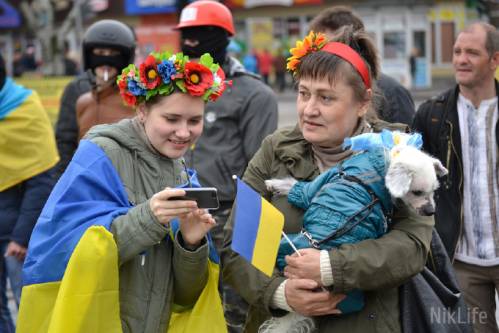 Тысячи николаевцев взялись за руки и спели гимн Украины (фото-, відеорепортаж)