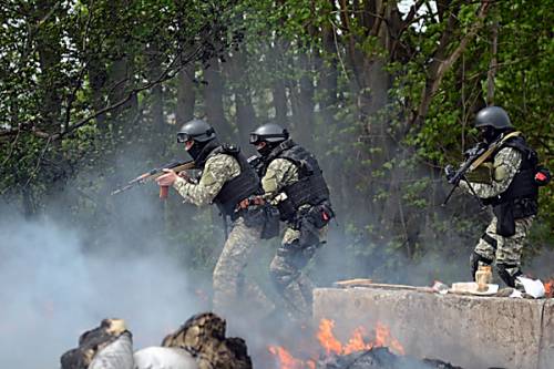 В Славянске разблокированы три блокпоста и убито до пяти террористов, - МВД