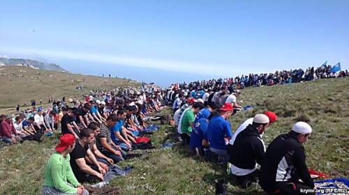 Крымские татары, скандируя «Родина» и «Слава Украине!», взошли на одну из самых высоких гор полуострова»