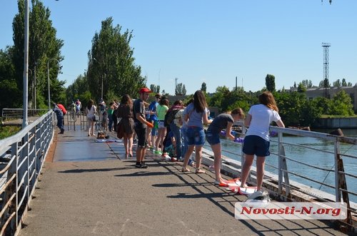 В Николаеве молодежь раскрасила Ингульский мост в цвета национального флага