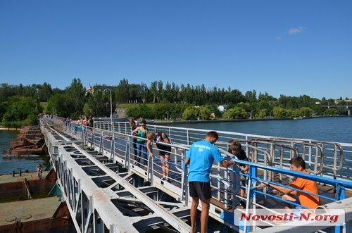 В Николаеве молодежь раскрасила Ингульский мост в цвета национального флага»