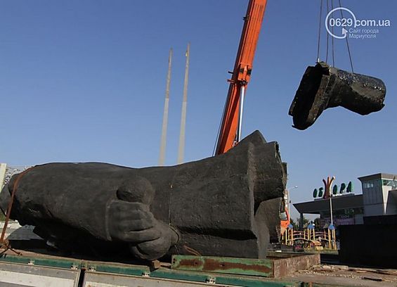 В Мариуполе и Новоайдаре повалили памятники Ленину»