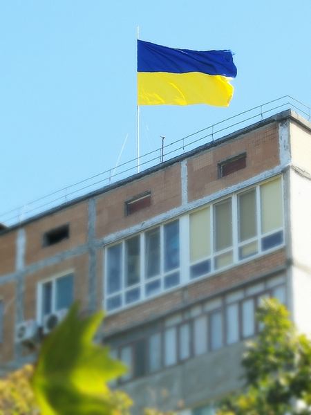 В Николаеве на девятиэтажке вывесили 17-метровый украинский флаг»