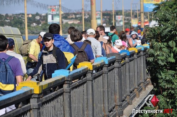 В День государственного флага николаевцы выкрасили главный мост города в желто-синие цвета»