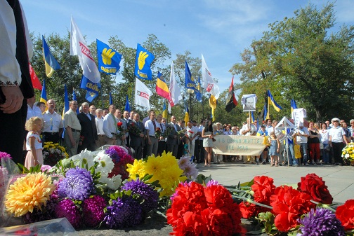Николаев празднует День независимости: с Бандерой и флагом крымско-татарского народа»