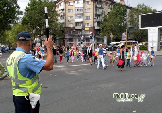 Николаевские первоклассники прошлись парадом по центру города