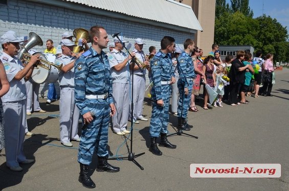 Фото и видео как в Николаеве встретили бойцов Нацгвардии, вернувшихся из плена
