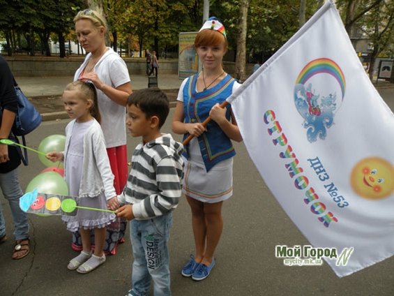 Николаевские первоклассники прошлись парадом по центру города»