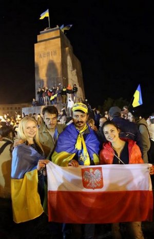 Як падав найбільший Ленін в Україні (ФОТО, ВІДЕО)»