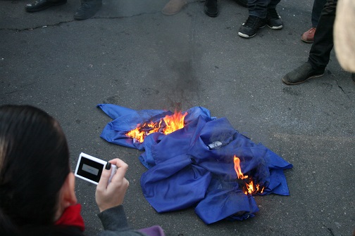 Видео: В Николаеве Нестора Шуфрича забросали яйцами и сожгли флаги «Оппозиционного блока»»