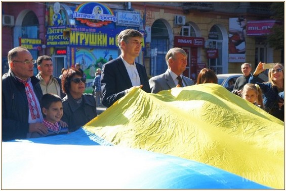 В Николаеве патриоты и казаки раскрыли огромный флаг Украины»