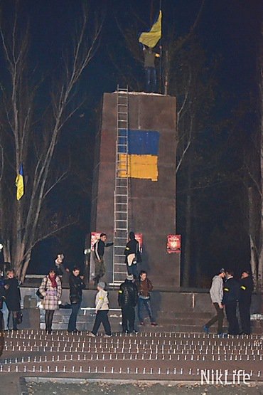 Николаевцы зажгли на центральной площади города огромный герб Украины, поддержав международную акцию