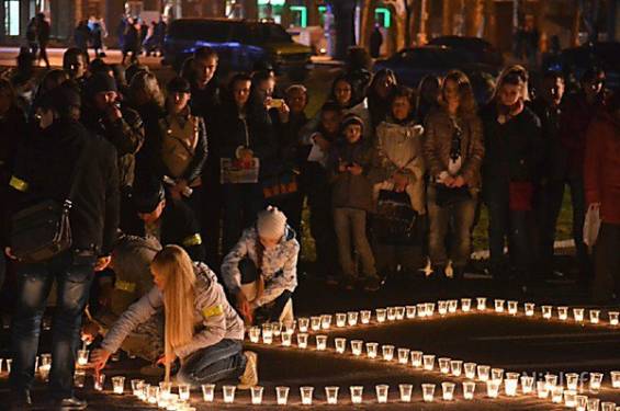 Николаевцы зажгли на центральной площади города огромный герб Украины, поддержав международную акцию»