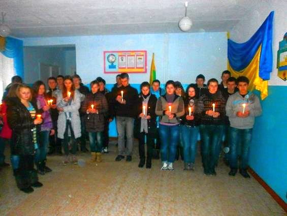 Снигиревские школьники зажгли свечи в память о погибших в Мариуполе