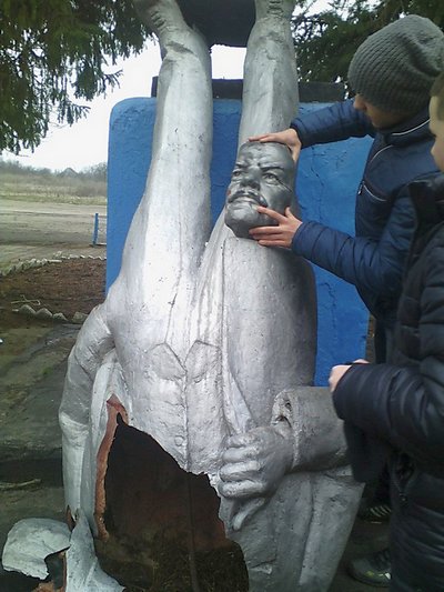 На Николаевщине повалили еще один памятник Ленину»
