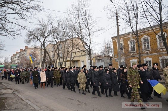 Николаевцы на коленях и со слезами на глазах встретили погибших под Мариуполем воинов АТО