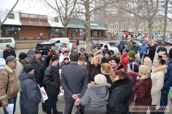 В Николаеве начинается «кредитный майдан»: заемщики пикетировали банк в центре города