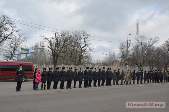 Николаевцы на коленях и со слезами на глазах встретили погибших под Мариуполем воинов АТО»
