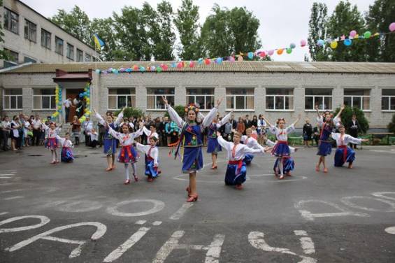 Цього року в Україні останній дзвоник пролунав для понад 217 тисяч випускників одинадцятих класів (+ фото зі шкіл району)