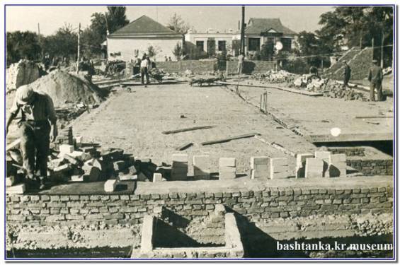 Фотоекскурс в минуле м. Баштанка: Будівництво універмагу в селищі Баштанка (1962-1969)»