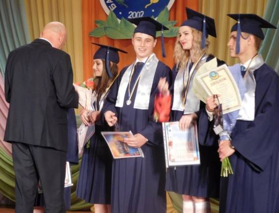 Урочисте вручення дипломів випускникам Баштанської гімназії