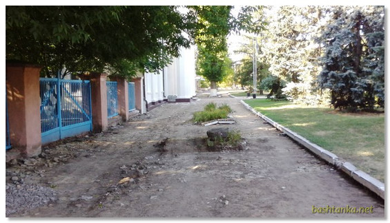 Благоустрій території біля будівлі Баштанської міської ради на стадії завершення