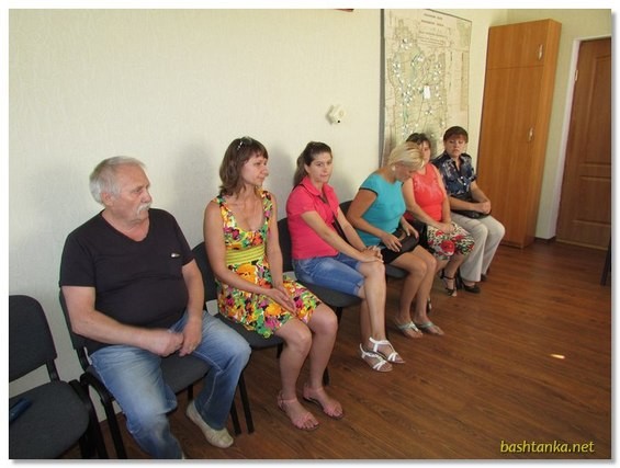 Фото зустрічі голови Баштанської райради Анатолія Петрова з батьками учнів Новоукраїнської ЗОШ та депутатами