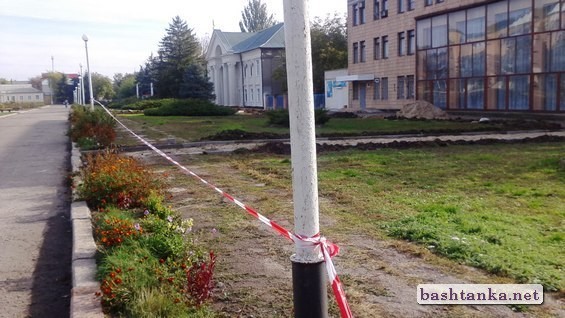 Продовження укладання тротуару біля Баштанської міської ради»