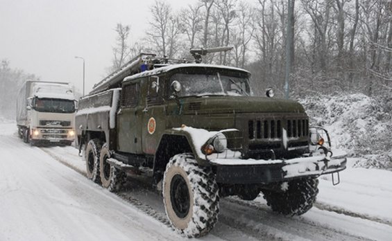 Через снігопади рух транспорту обмежили в шістьох областях, в Миколаївській - повністю припинили