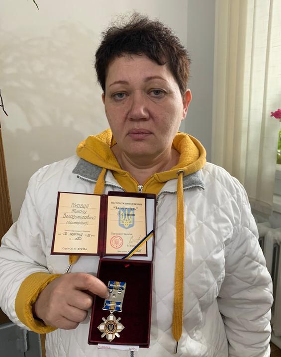 Передача ордену За мужність ІІІ ступеня матері загиблого Миколи Голівця із Новобужжя