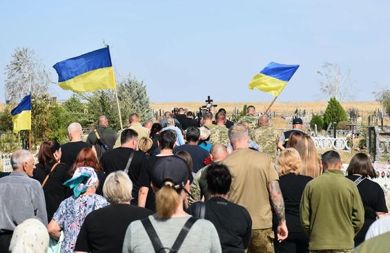 Жителі Снігурівської громади попрощалися із загиблим Героєм Максимом Деркачем