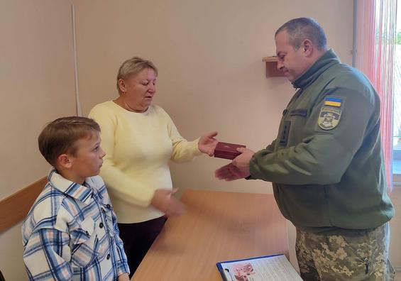 Передано медаль «Захиснику Вітчизни» матері загиблого воїна Олександра БОРОВИКА із Новогеоргіївки Баштанської міської ради»