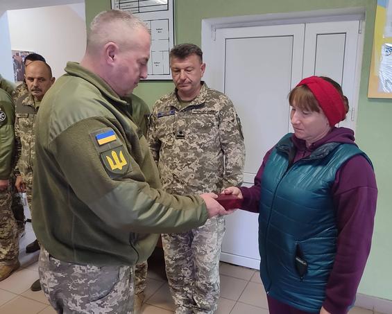 Миколі Віталійовичу ДАЦЮКУ було лише 27: державну нагороду передали матері загиблого героя із Новоіванівки