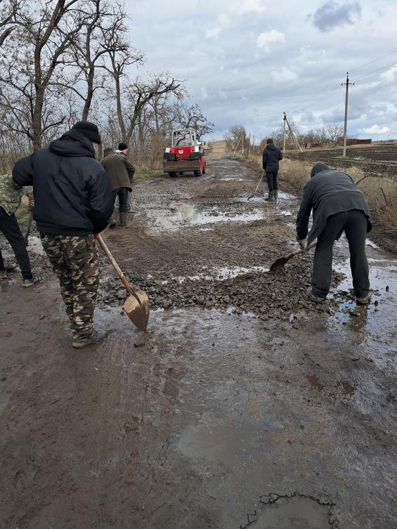 Жителі Дмитро-Білівки продовжили ямковий ремонт доріг на території села