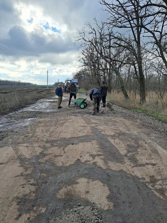 Жителі Дмитро-Білівки продовжили ямковий ремонт доріг на території села»