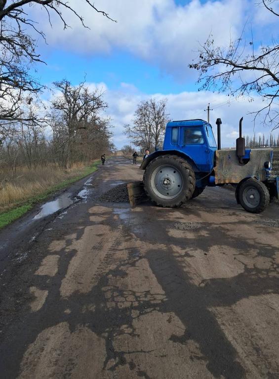 Жителі Дмитро-Білівки продовжили ямковий ремонт доріг на території села