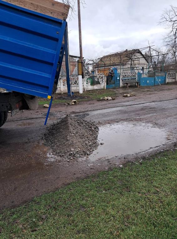 Жителі Дмитро-Білівки продовжили ямковий ремонт доріг на території села