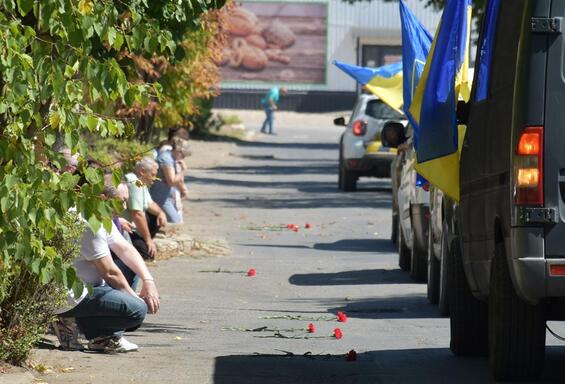 Віддали шану полеглому на війні земляку – старшому лейтенанту Олегу Нежлукченку із села Василівка Снігурівської громади»