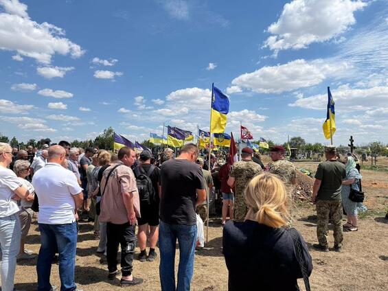 Снігурівська громада провела в останню путь загиблого земляка Віталія Лисичака