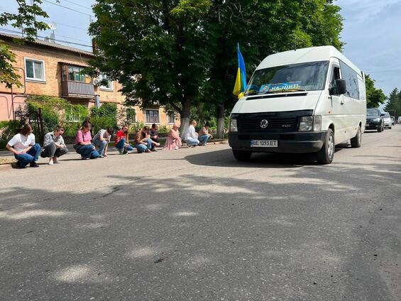 Казанківська громада з глибокою скорботою провела в останню земну дорогу старшого солдата Ігоря Долженка»