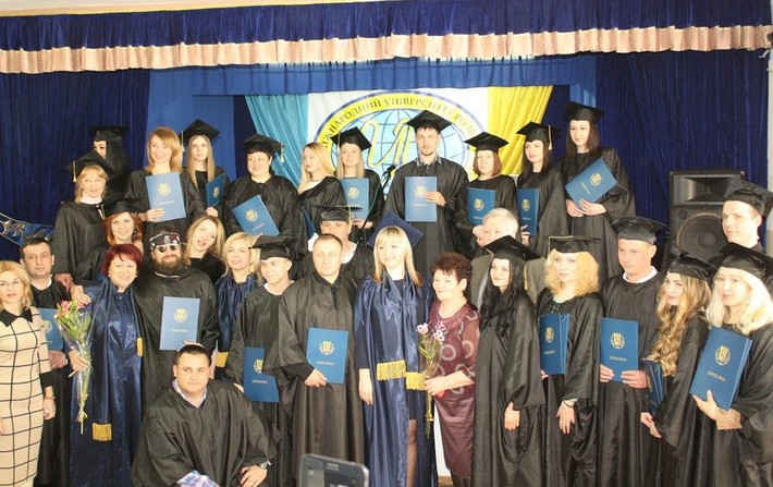 Вручення дипломів у Миколаївському міжрегіональному інституті розвитку людини ВНЗ «Університет «Україна»»