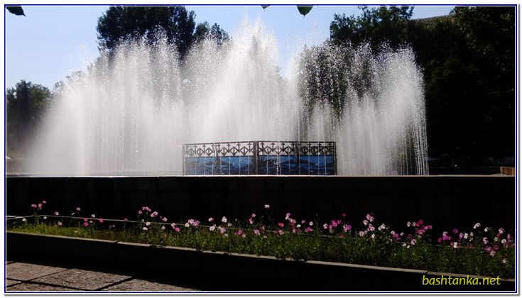 Фонтан у Миколаєві біля обласного Палацу культури